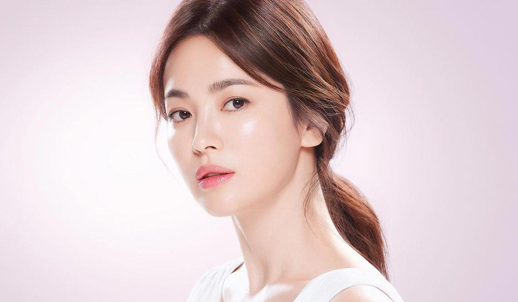The Ultimate Guide to Glowing Skin with Korean Beauty Products – model showcasing healthy, glowing skin by using Korean skincare.