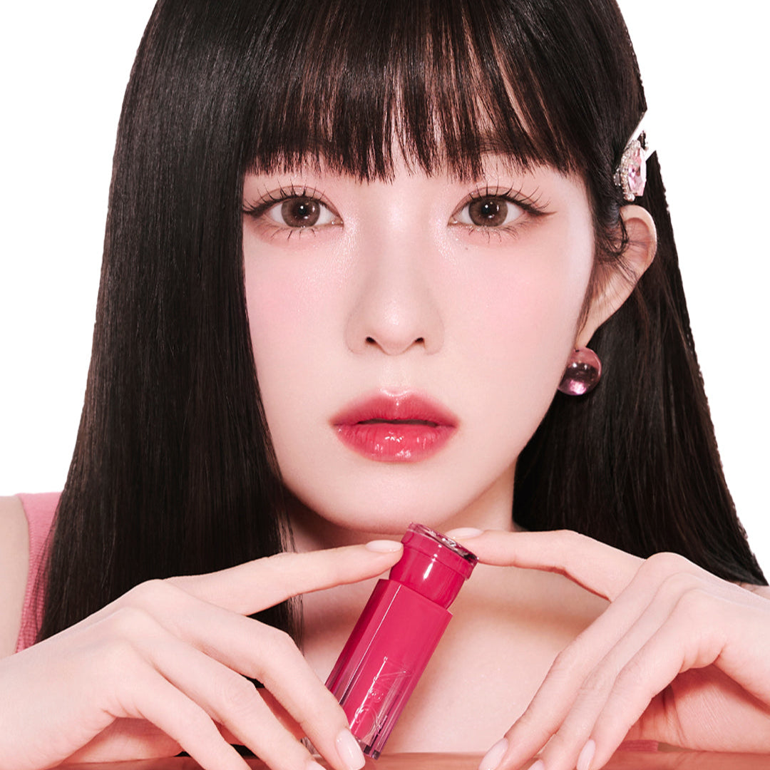 Model holding 2an Glaze Bouncing Tint showcasing vibrant lip color