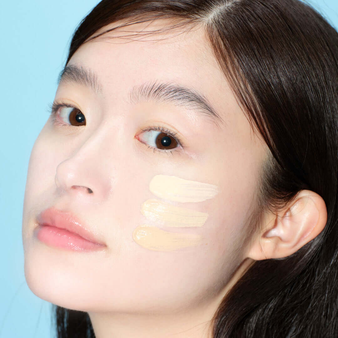 Model wearing ALTERNATIVE STEREO Soap Nude Cushion SPF42 PA++ for seamless skin coverage.