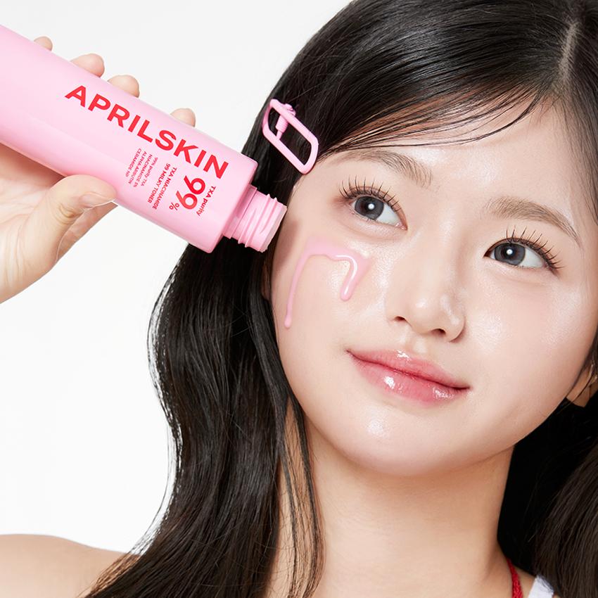 Model applying APRILSKIN TXA Niacinamide 99 Milky Toner 150ml on her face.
