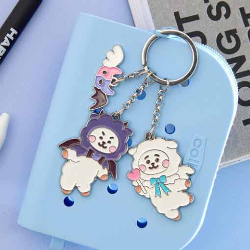 Porte-clés métal BT21 Angel & Villain sur carnet bleu
