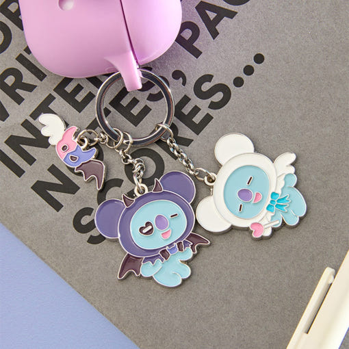 BT21 Angel & Villain Metal Key Ring avec designs d'ange et de méchant, accessoires en métal sur fond beige et violet.