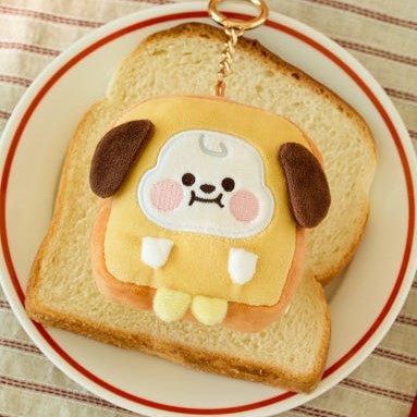 BT21 Bakery Plushy Keyring en forme de pain grillé, mignon et attaché à une assiette pour les amateurs de pâtisserie et de peluches.