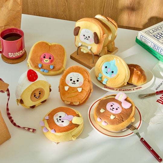Pochettes décoration pain BT21 Bakery Pouch sur table avec café et livres.