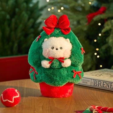 Peluche festive BT21 Minini Petit Holiday Tree Plushy sur une table, parfait pour la décoration de Noël.