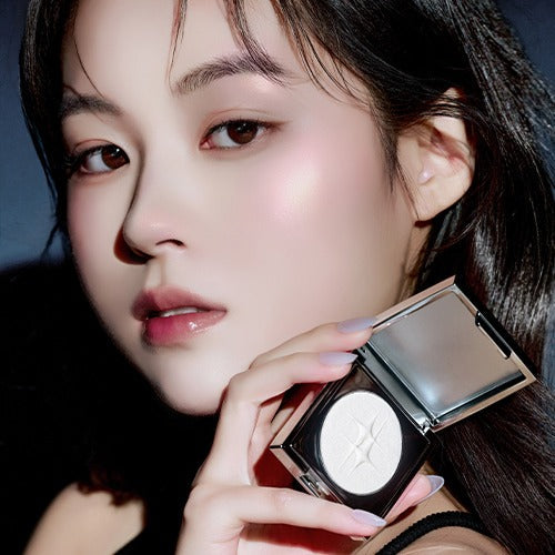 Model showcasing the DINTO Polaris Shine Highlighter with a glowing complexion.