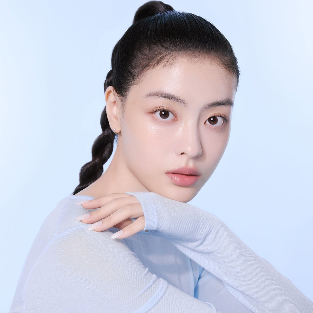 Woman with flawless skin using ESPOIR EASY BLENDING CONCEALER