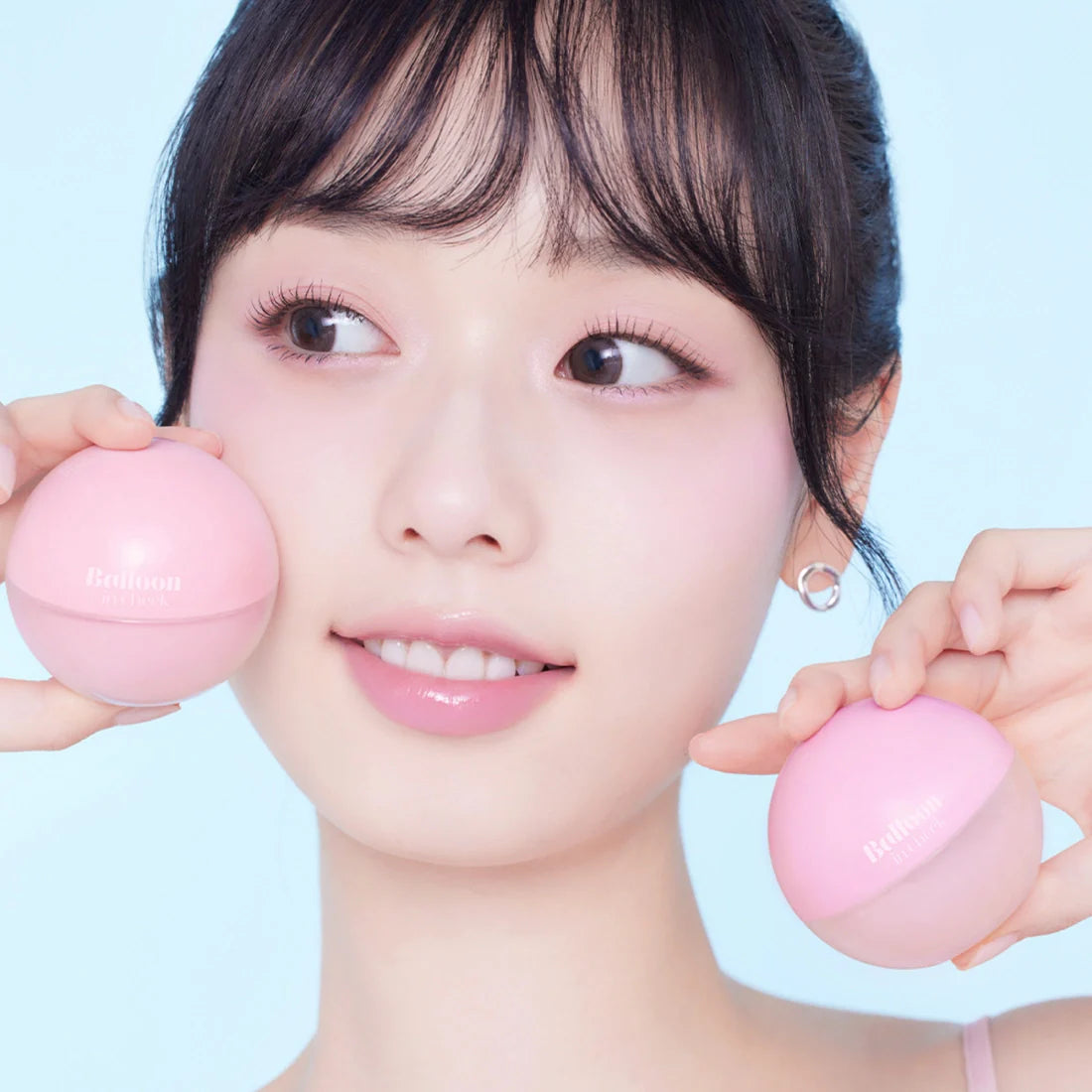 Person holding ETUDE Balloon in cheek 6g product.