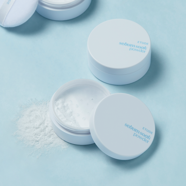 ETUDE Fiji Ssok Pact 9.5g sebum soak powder open container on blue surface