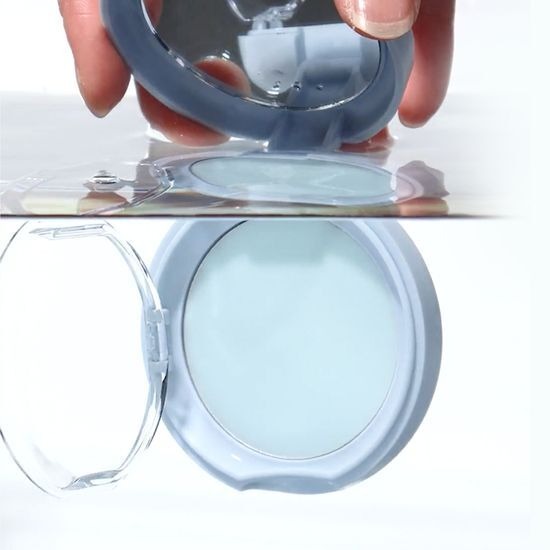 ETUDE Fiji-soo Jelly Powder 8g under water showing waterproof feature