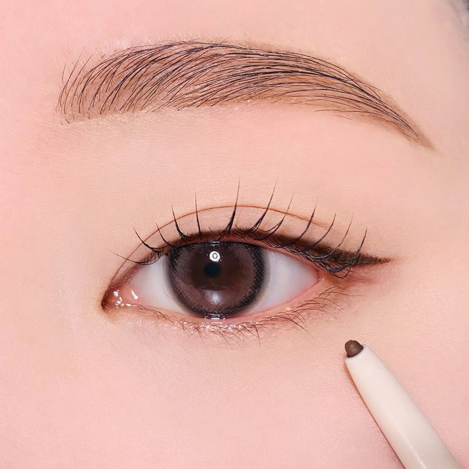 Close-up of eye using HEART PERCENT Dot On Mood Contour Eyeliner Slim for precise makeup application.