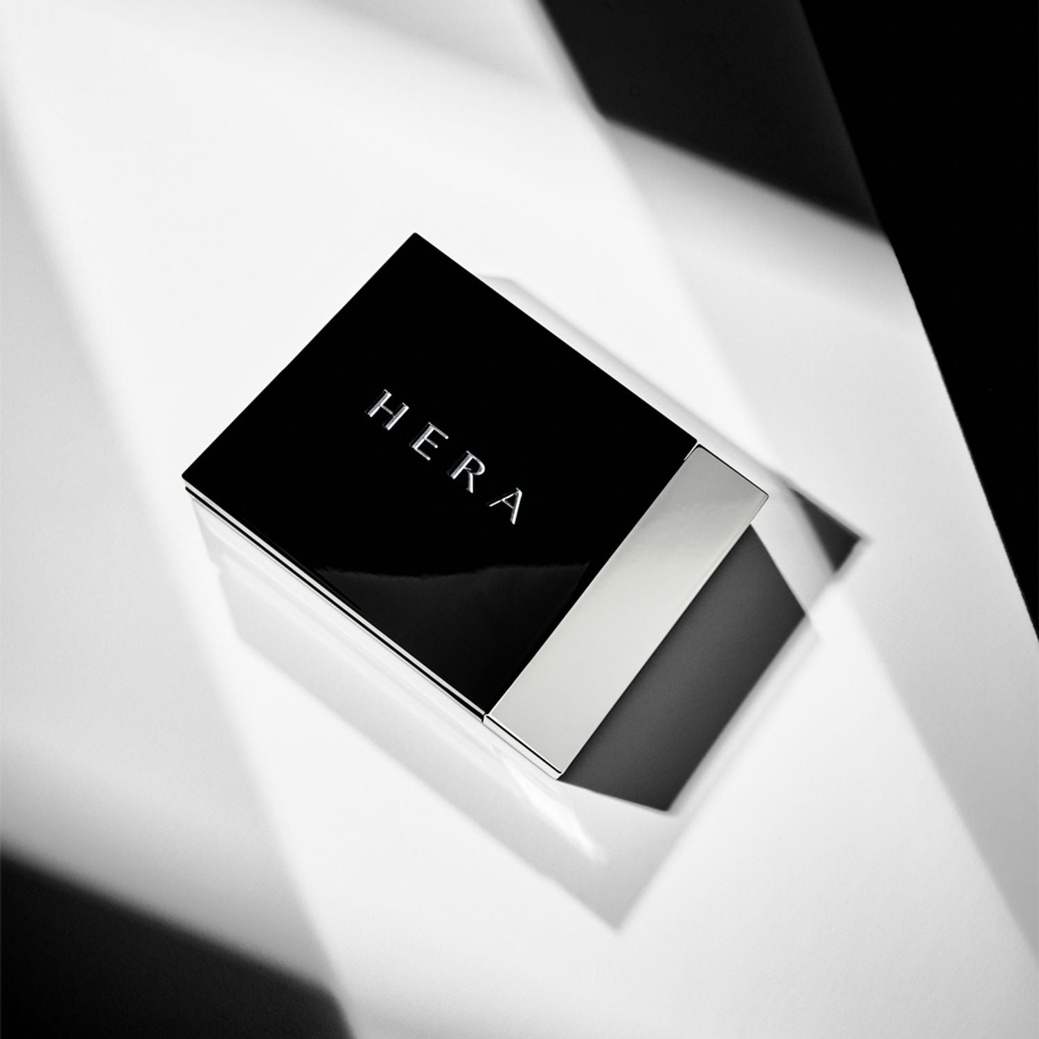 HERA Airy Powder Primer 8.5g - sleek black packaging
