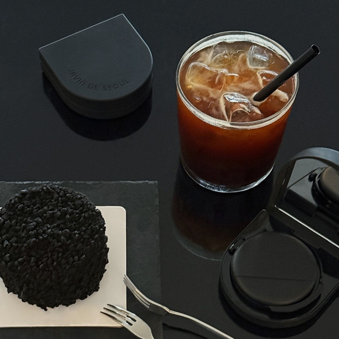 JAVIN DE SEOUL Wink Cushion Glow 16g with iced coffee and snack on a table
