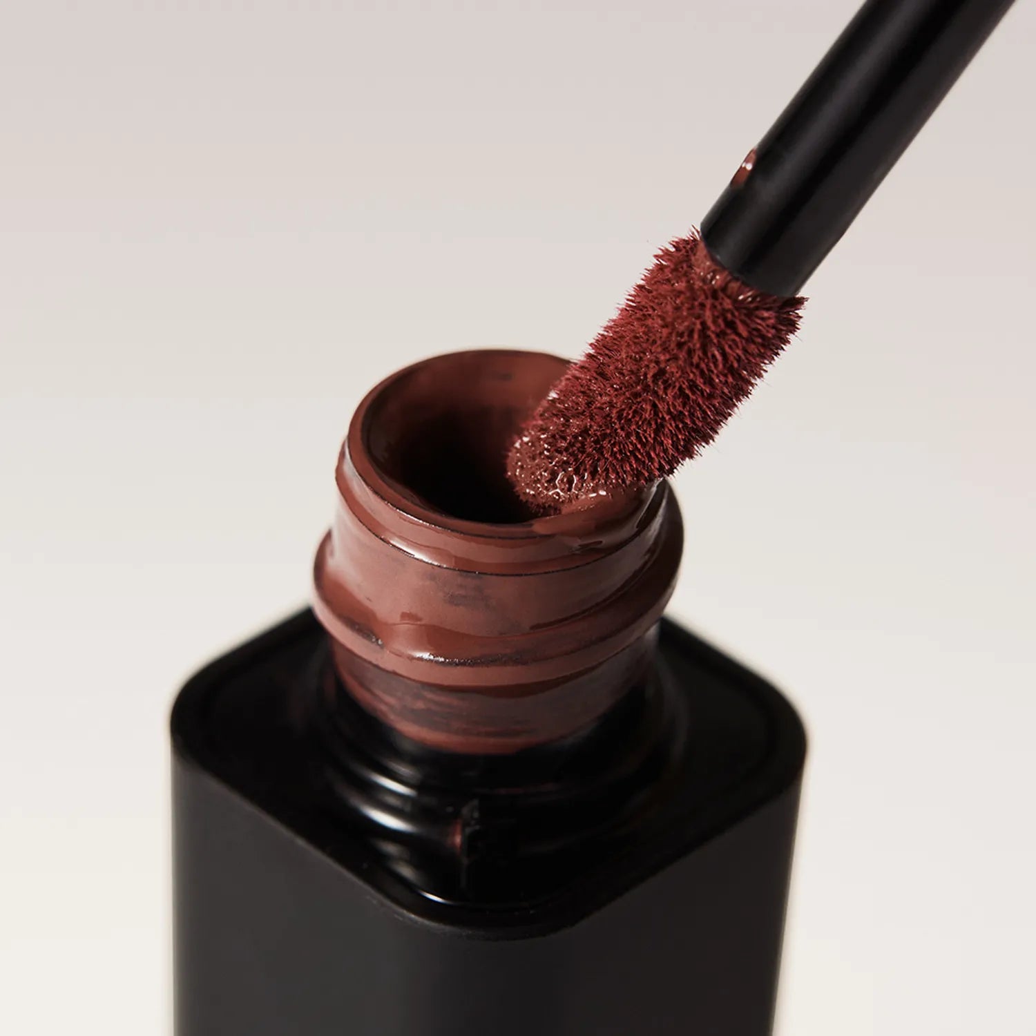 JAVIN DE SEOUL Wink Lip Shade Primer with applicator brush close-up