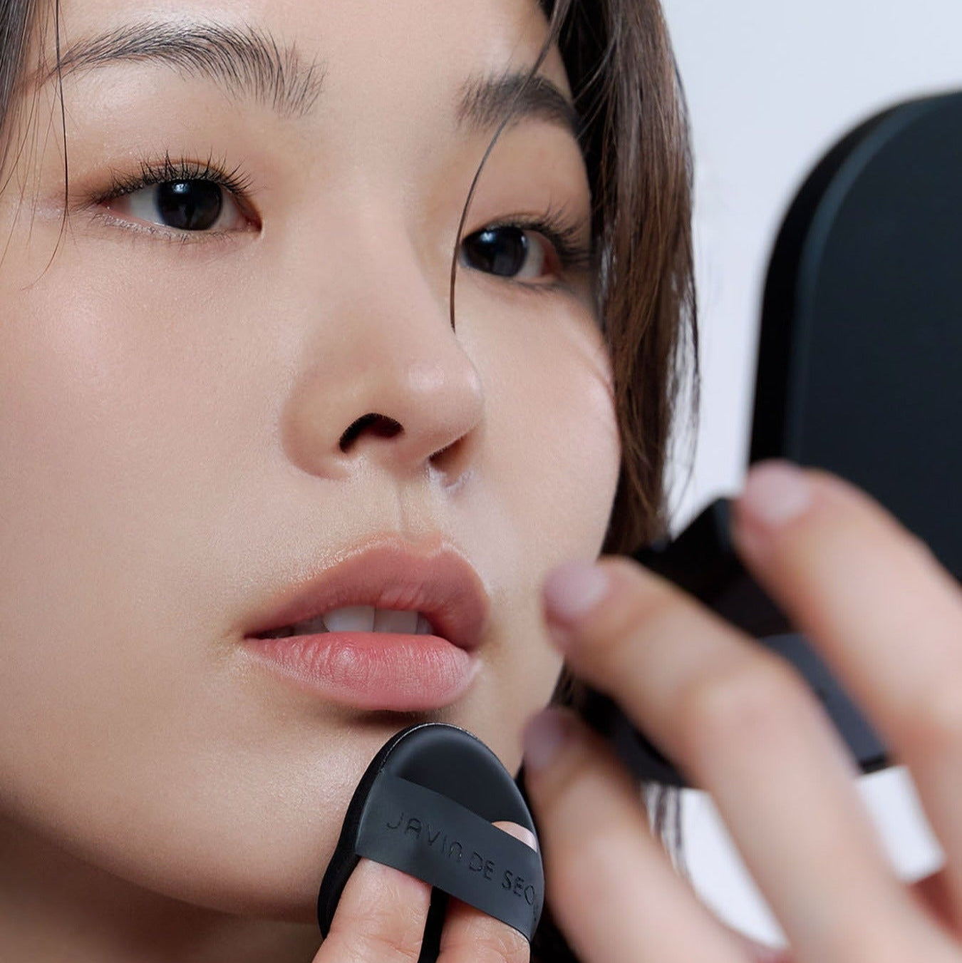 JAVIN DE SEOUL Wink Cushion Glow 16g applied for a radiant and dewy finish