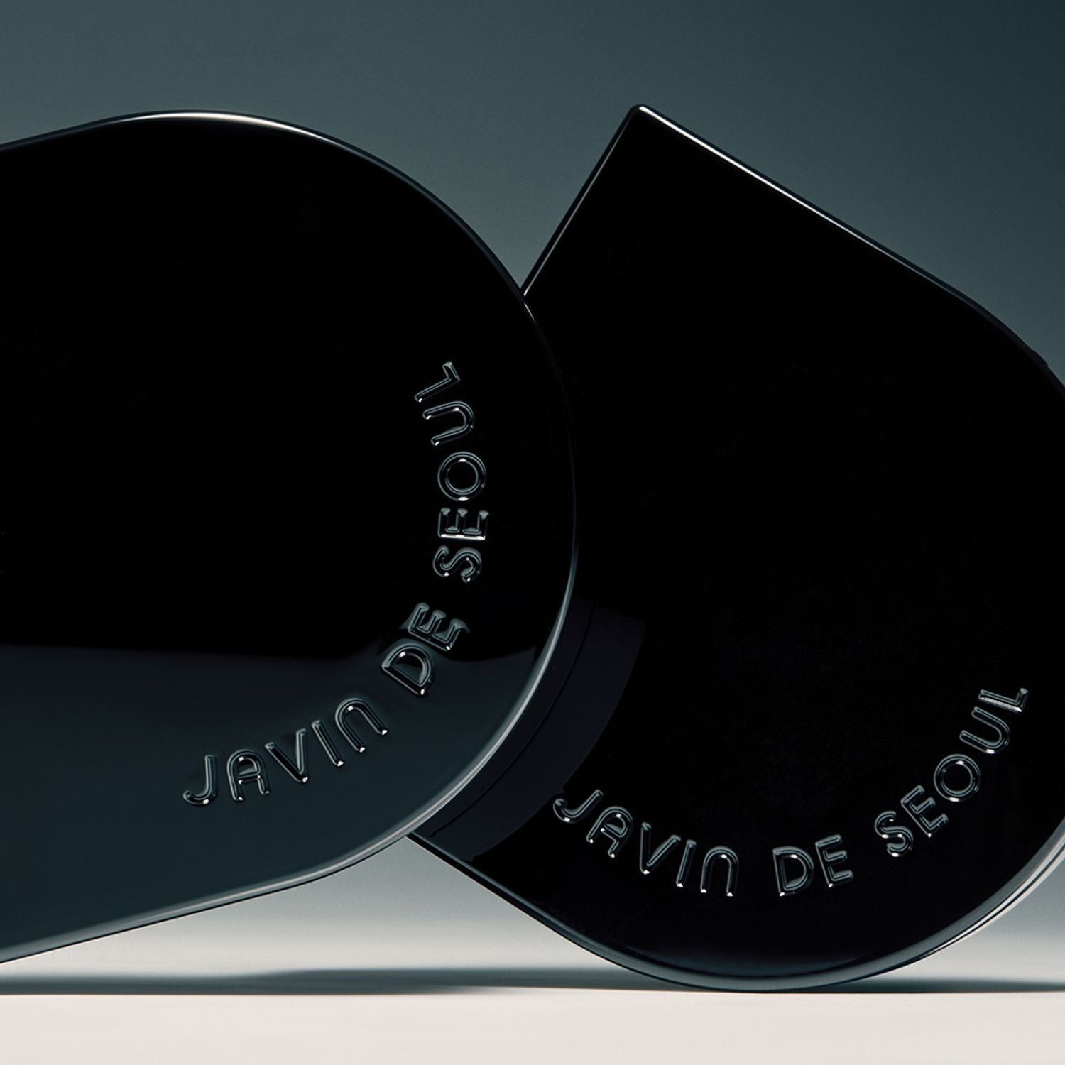 Image of JAVIN DE SEOUL Wink Cushion Glow 16g showing sleek black packaging with brand logo.