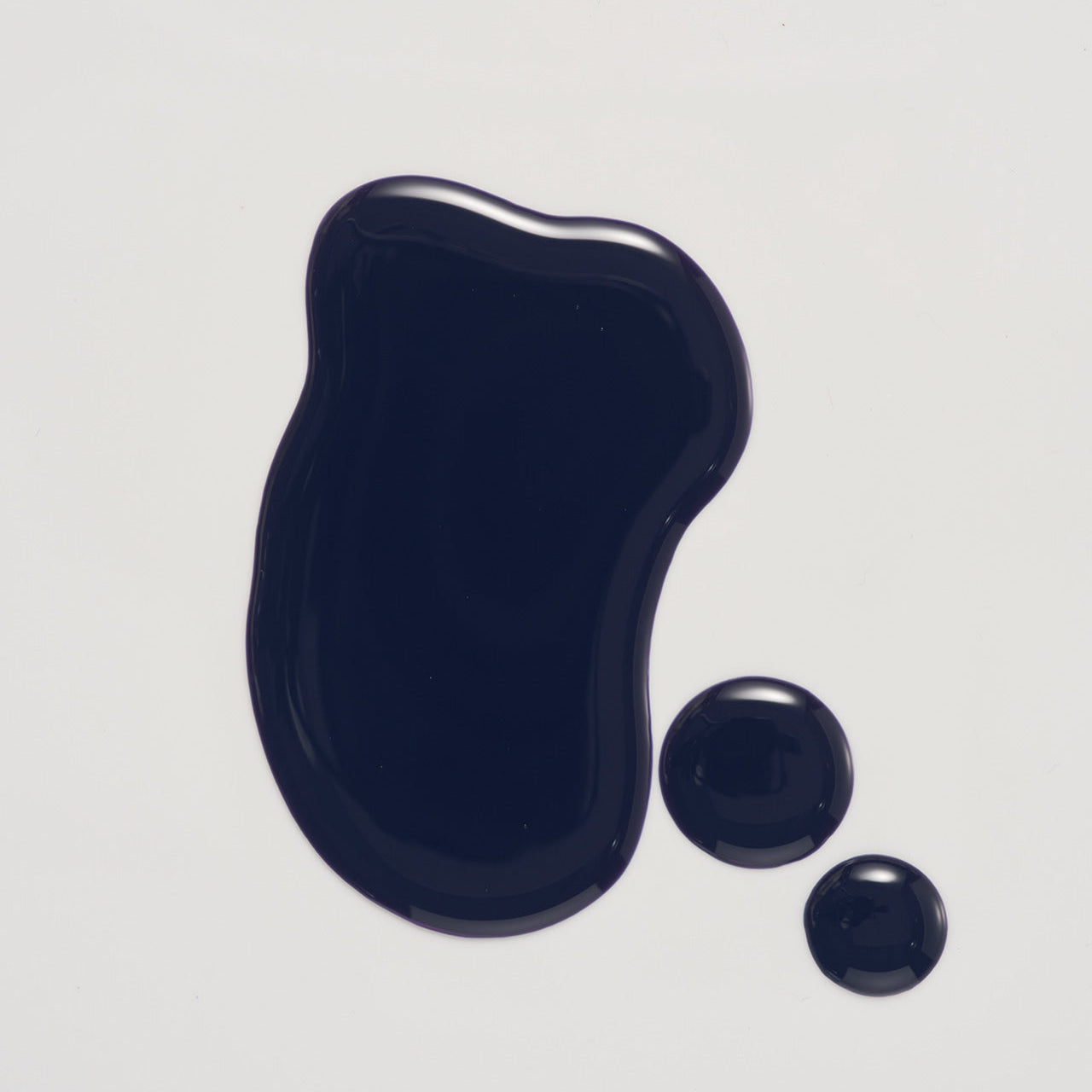 Texture of LADOR Anti-Yellow Complement Tary Shampoo 300ml showing rich dark liquid consistency.