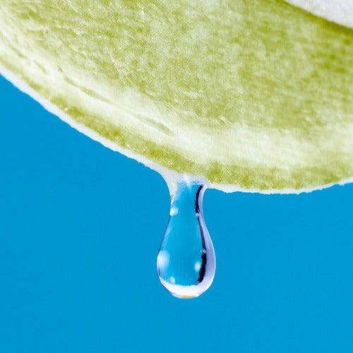 Close-up of moisture on a NUMBUZIN No.1 Centella Re-leaf Green Toner Pad 70 Sheets, highlighting hydration benefits.