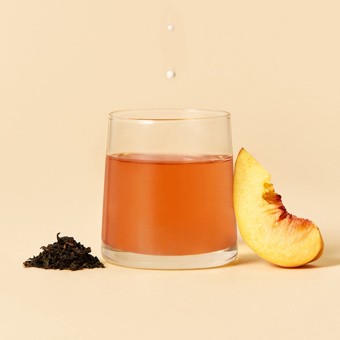 OSULLOC Milky Oolong Tea 10 p with brewed tea, tea leaves, and peach slice on display.