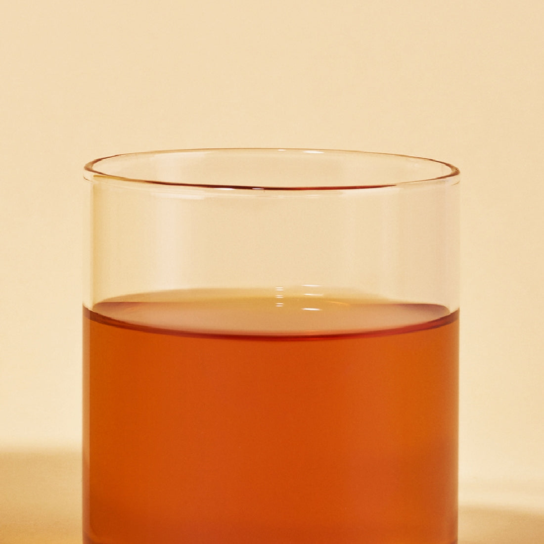 Glass of OSULLOC Vanilla Honey Black Tea 20 P showcasing its rich amber color against a neutral background
