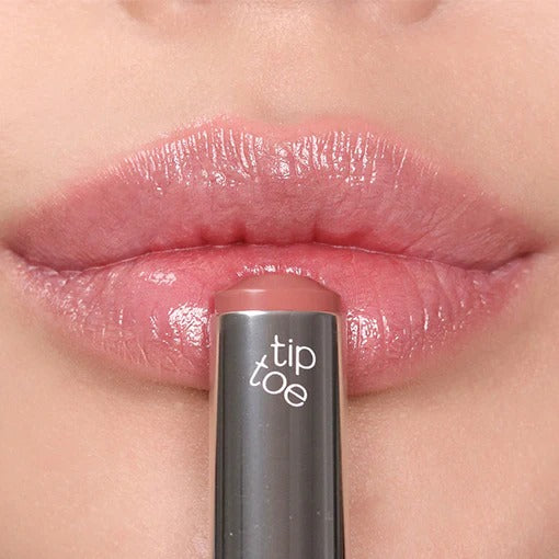 Close-up of lips with TIP TOE Jelly Stick Plan lipstick application.