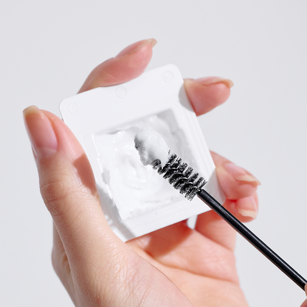 TOOQ Easy And Gentle Bleach in use with an applicator brush for hair treatment.