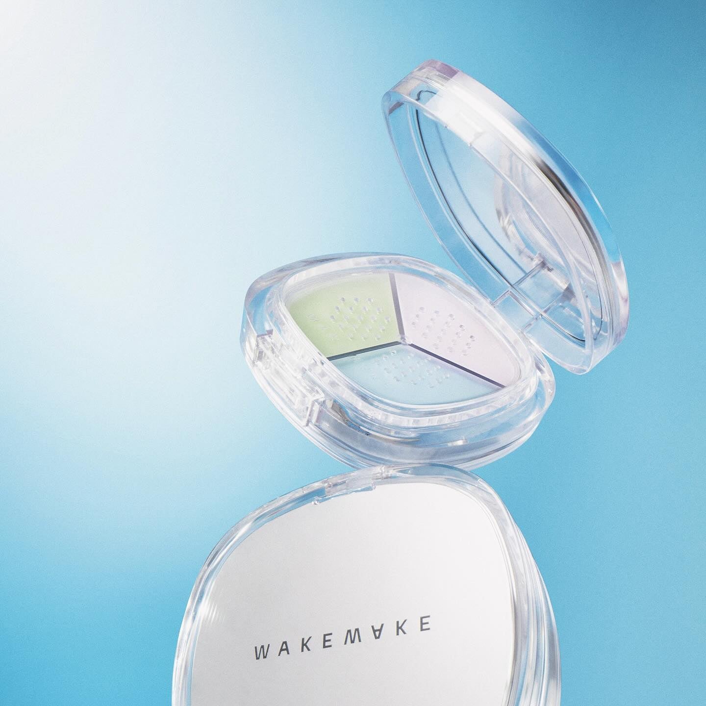 WAKE MAKE Stay Fixer Multi Color Powder 4g in compact case with mirror, perfect for setting makeup and achieving a flawless finish.