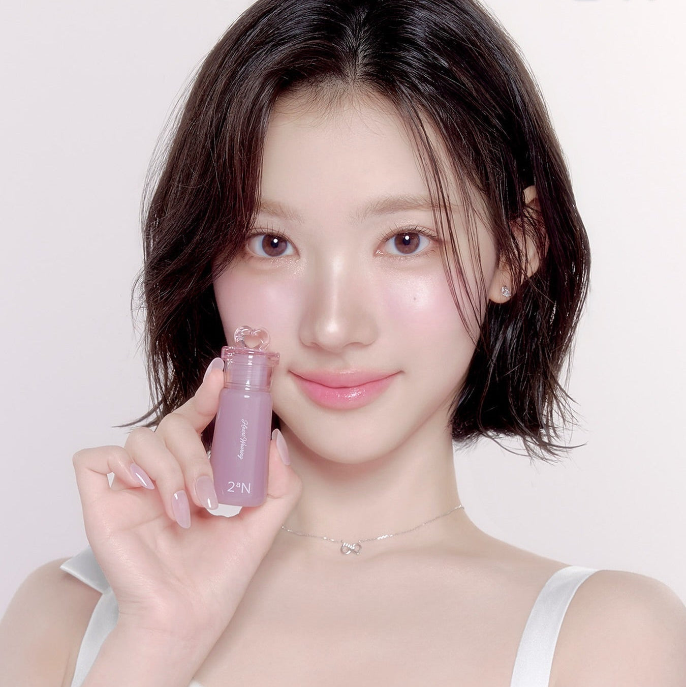 Model holding 2AN Heart Wearing Liquid Cheek 4.4g