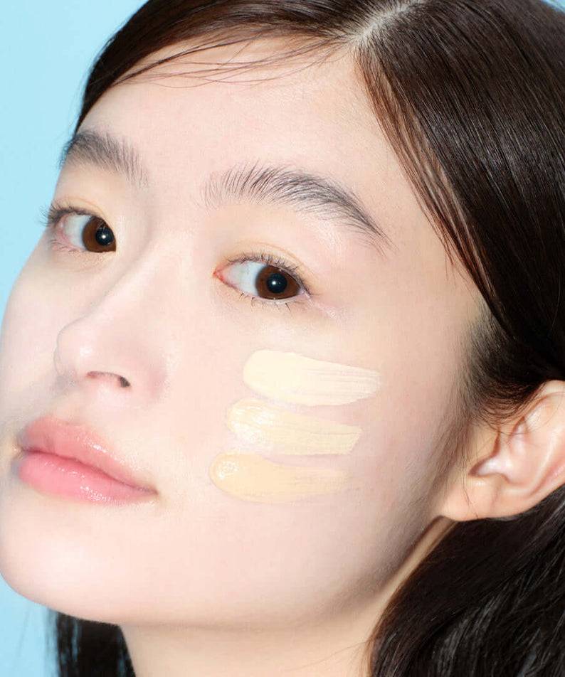 Model wearing ALTERNATIVE STEREO Soap Nude Cushion SPF42 PA++ for seamless skin coverage.