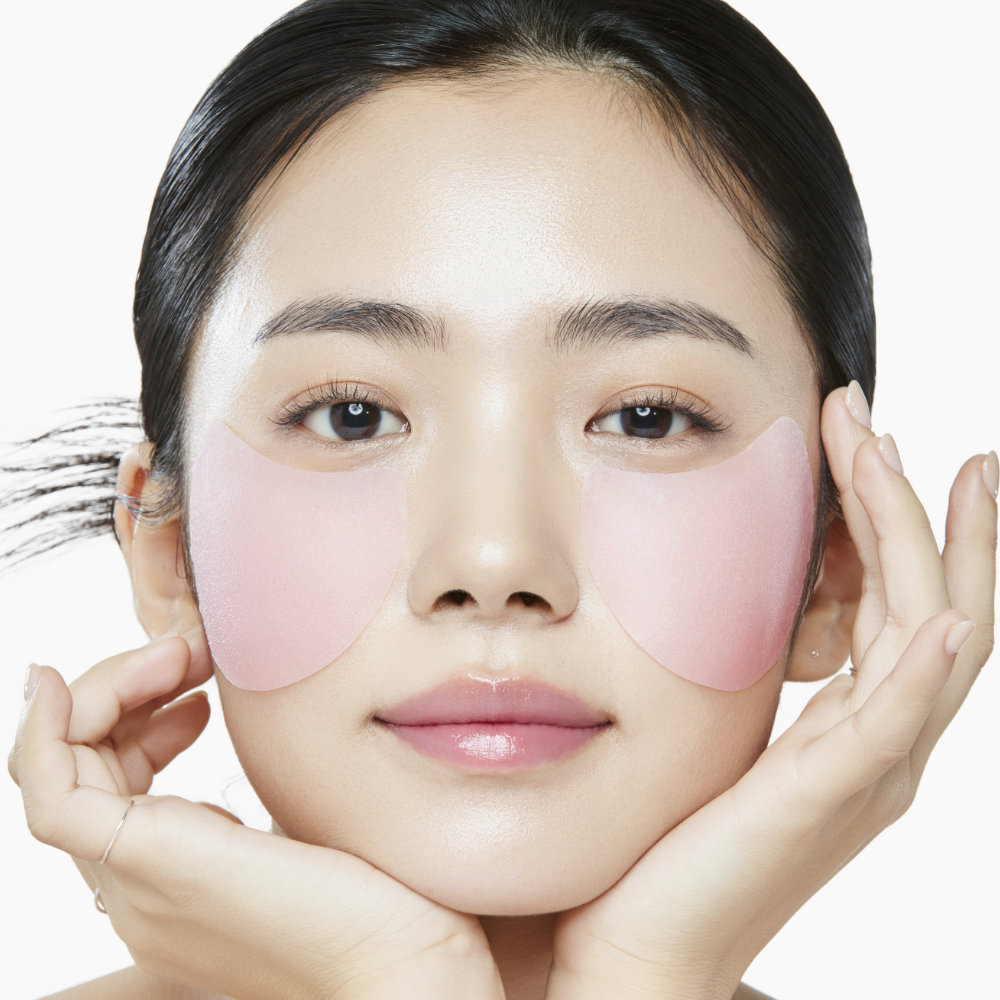 Woman applying ANUA Niacinamide 5 TXA Brightening Pad 60 Pads to face for radiant skin
