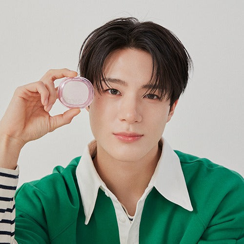 Person holding A'PIEU Juicy Pang Glimmering Highlighter, demonstrating its compact size and shimmering effect.