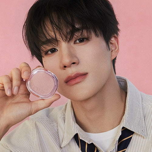Person holding A'PIEU Juicy Pang Pastel Blusher with a pink background
