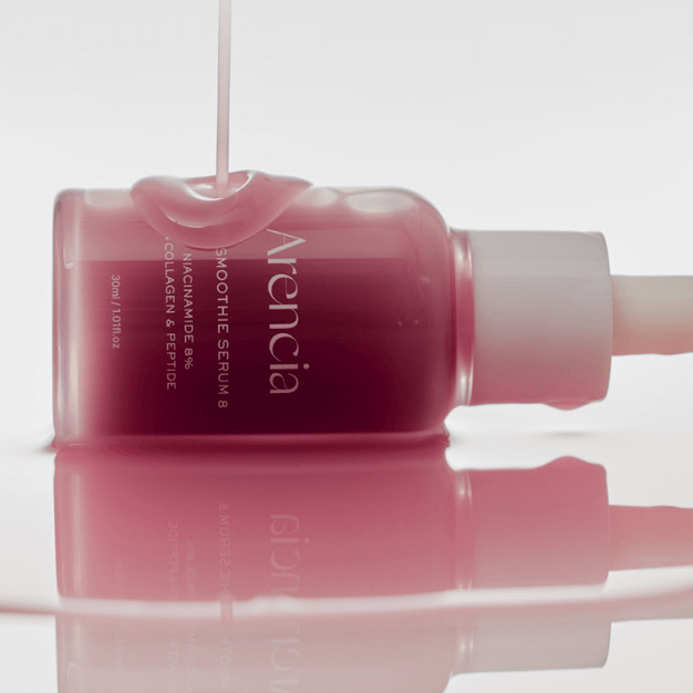 ARENCIA Red Smoothie Serum 8 30ml bottle with serum pouring out, highlighting the product's texture and richness.