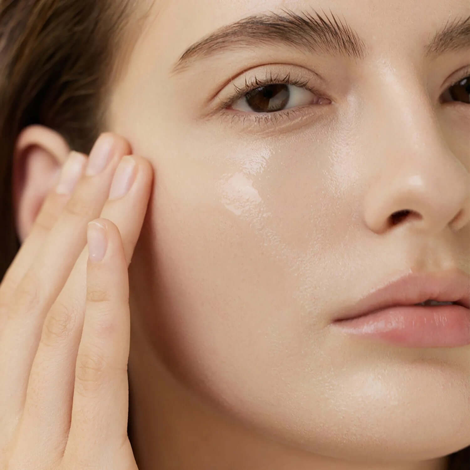 Application of ARENCIA Rice Mucin Glow Serum 30ml on woman's face for enhanced glow