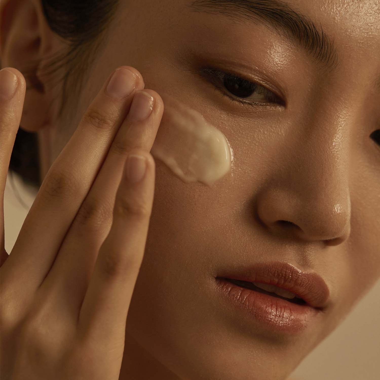 Model applying AROMATICA Glow Vita Good Night Cream Orange & Neroli 90G to face