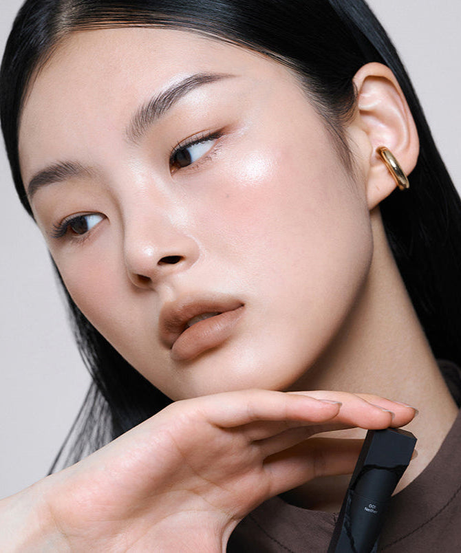 Model showcasing ARTESINSA Silky Blur Tints with flawless makeup look