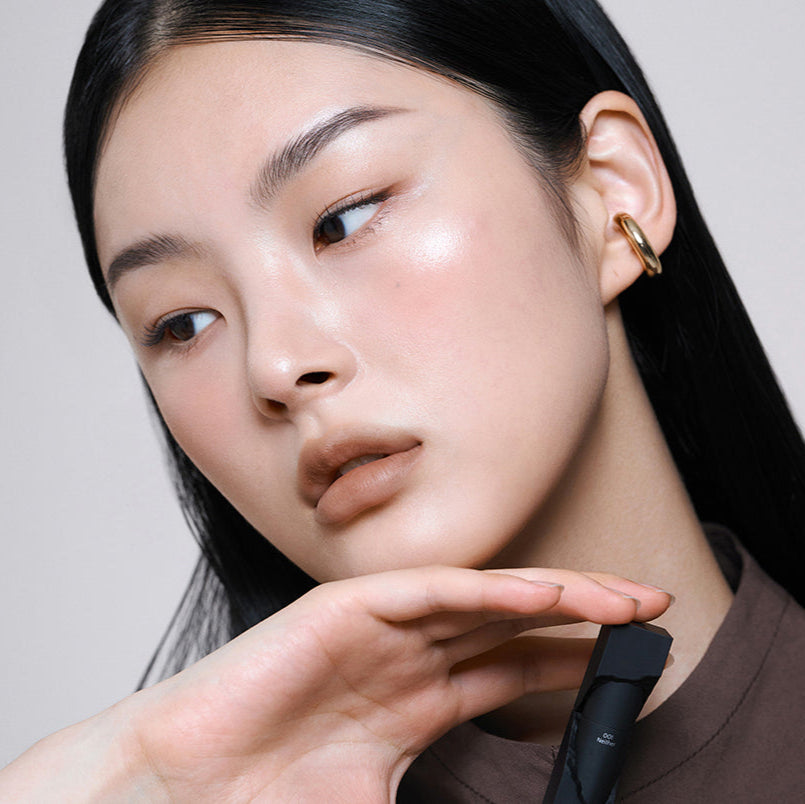 Model showcasing ARTESINSA Silky Blur Tints with flawless makeup look