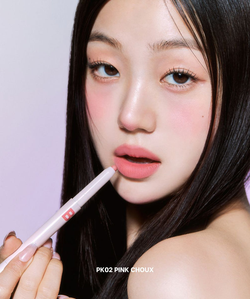 Model applying BANILA CO Smudging Lip Pencil in PK02 Pink Choux shade.