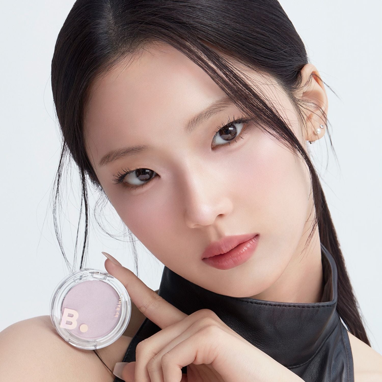 Model holding BANILACO Silky Glow Highlighter, demonstrating its luminous effect on the skin.