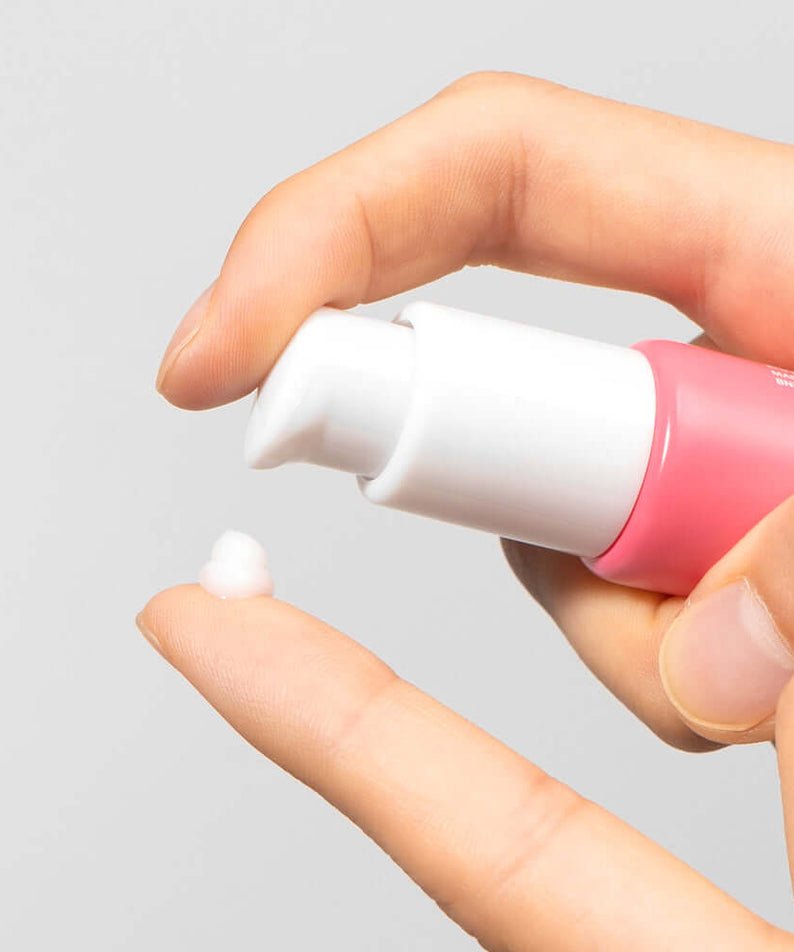 Applying BARULAB Collagen Caffeine Elasticity Eye Serum 30ml on fingertip