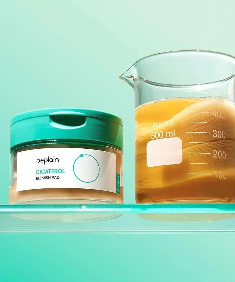 BEPLAIN Cicaterol Blemish Pad 80 sheets next to a 500ml beaker on a green background