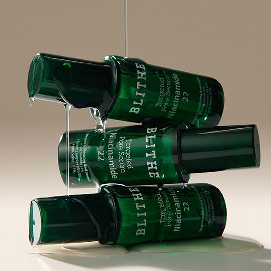 BLITHE Targeted Pore Serum Niacinamide 22 30ml bottles stacked in artistic display