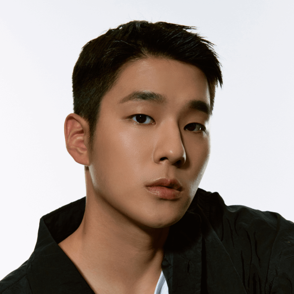 Gentleman Korea model wearing B.READY Mood Up Shade Eye Palette showcasing natural men's eye makeup for a polished gentleman look
