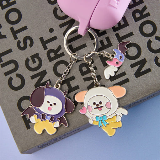 BT21 Angel & Villain Metal Key Ring avec personnages mignons, posé sur un cahier, idéal pour les fans de BT21.