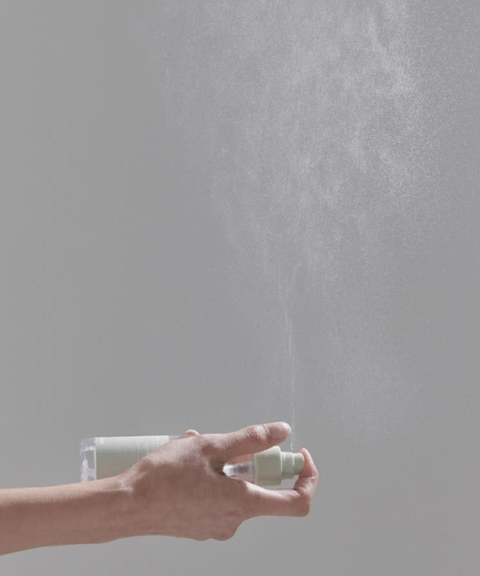 Hand spraying CELIMAX Ji Woo Gae Heartleaf BHA Body Mist 150ml in the air