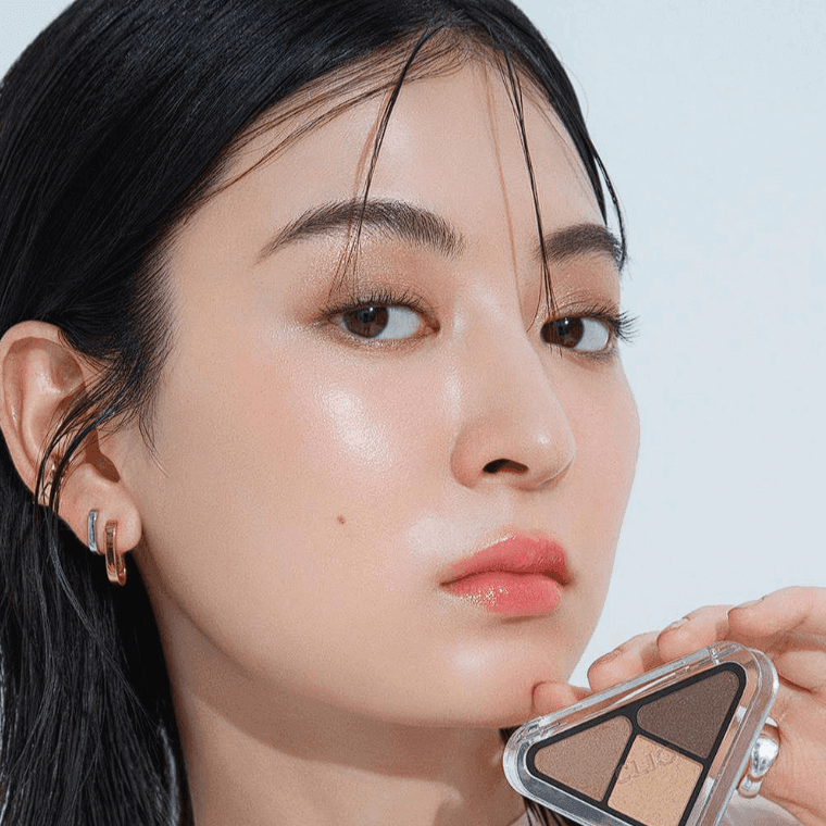 Model showcasing CLIO Essentail Shadow Tab Â eyeshadow with a natural makeup look