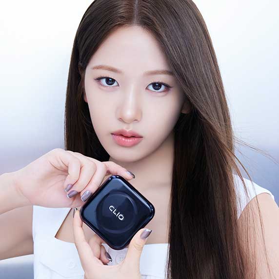 Model holding CLIO Kill Cover Founwear Cushion Set (Products+Refill)