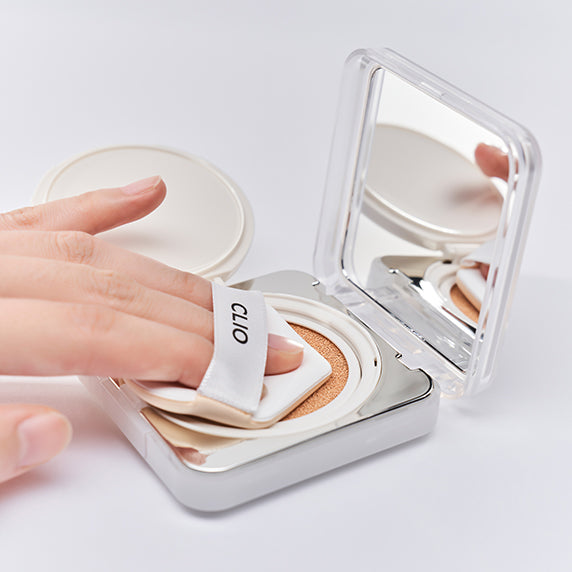 Applying CLIO Kill Cover Founwear Cushion The Original with included applicator and mirror compact.