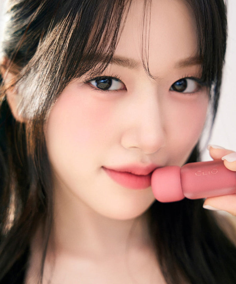 Person applying CLIO Volume Mate Blur Tint/Gloss to lips.
