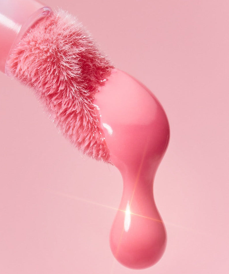 Close-up of CLIO Volume Mate Blur Tint/Gloss applicator with pink gloss.